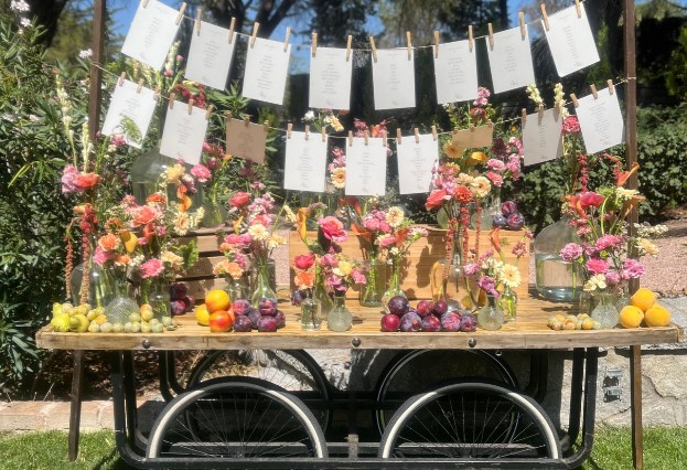 Seating plan decorado con flores y fruta fresca