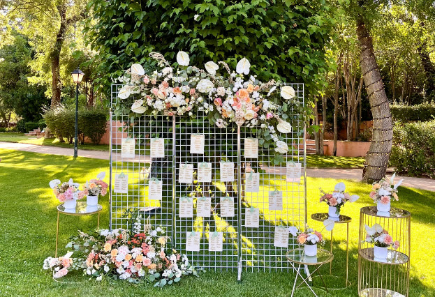 Seating plan floral montado en un jardín