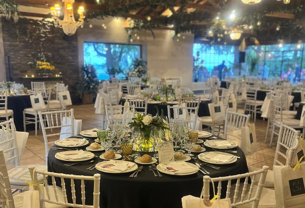 Banquete de boda con mesas vestidas y centros florales