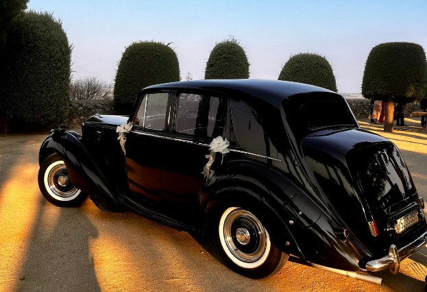 Coche clásico decorado para la salida de los novios