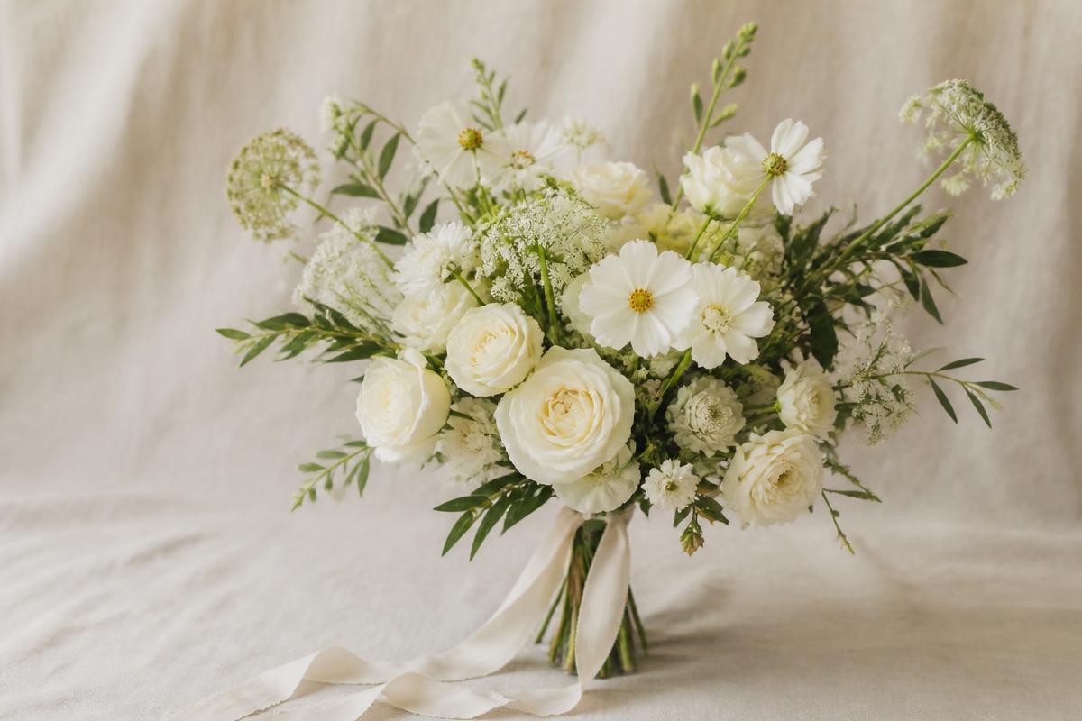 Ramo de novia con flores blancas sobre lino